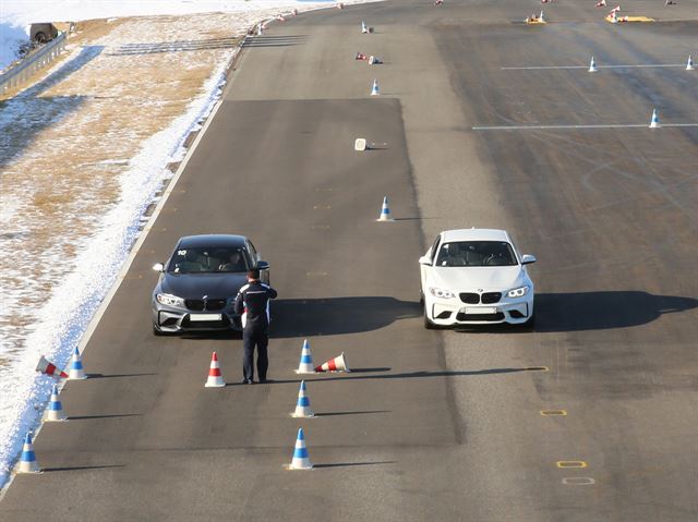 BMW 드라이빙 센터 챌린지 A 프로그램. 다목적 코스에서 슬라럼과 제동 연습을 통해 차의 성능을 익히게 된다. 김훈기 기자