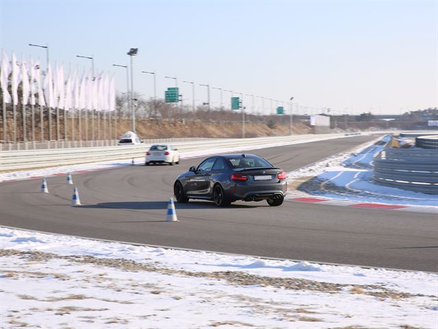 BMW 드라이빙 센터 챌린지 A 프로그램 서킷 주행. 다짐은 하나다. 인스트럭터를 잘 쫓아가자. 김훈기 기자