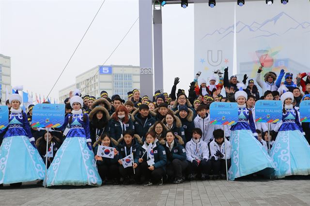 지난 달 29일 카자흐스탄 알마티 선수촌 중앙광장에서 입촌식을 하는 한국 선수단의 모습. 한국은 이번 대회 종합 3위를 차지했다. 대한체육회 제공