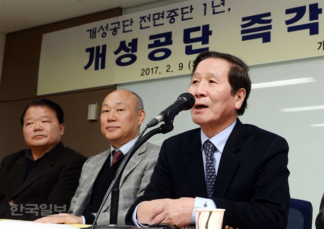 정기섭 개성공단기업 비상대책위원장이 9일 오전 개성공단 전면 중단 1년을 맞아 서울 여의도 중소기업중앙회에서 열린 기자회견에서 입주기업들의 피해현황, 재입주 의사 등에 대한 설문조사 결과를 발표한 뒤 취재진의 질문에 답하고 있다.고영권기자youngkoh@hankookilbo.com