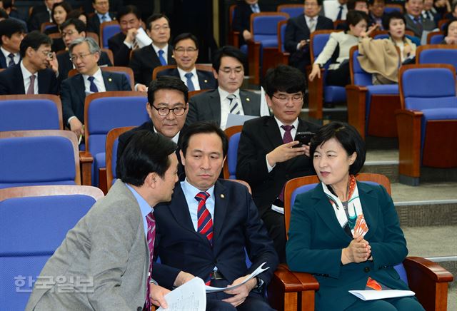 추미애(앞줄 오른쪽) 더불어민주당 대표와 우상호(가운데) 원내대표, 안규백 사무총장이 9일 오전 국회에서 열린 의원총회에서 대화하고 있다. 오대근기자 inliner@hankookilbo.com