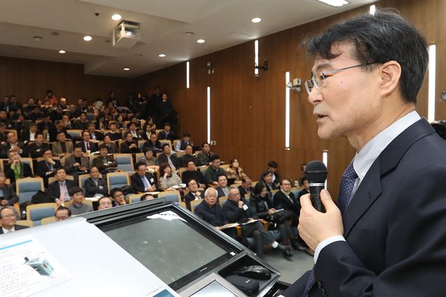 9일 서울 마포구 서강대학교에서 '국민은 어떤 한국경제를 원하고 있는가?: 좌표와 지향점'을 주제로 열린 2017 경제학 공동학술대회 제 1 전체회의에 장하성 고려대 교수가 강연하고 있다. 연합뉴스