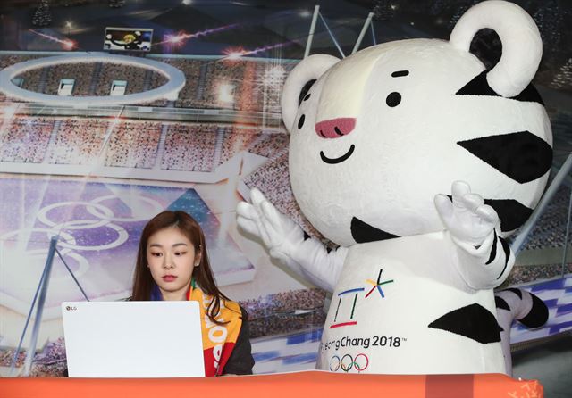 평창올림픽 홍보대사 김연아가 9일 강릉하키센터에서 입장권 예매 시연을 하고 있다. 강릉=연합뉴스