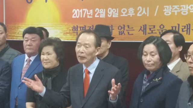 장기표 신문명정책연구원 대표(오른쪽 세 번째)가 9일 오후 광주시의회 브리핑룸에서 19대 대선 출마 선언 기자회견을 갖고 있다.