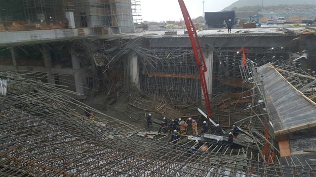 제주지역 건축 열기가 식을 줄 모르면서 주택 등 각종 공사현장이 우후준순처럼 늘어나고 있지만 안전불감증으로 인해 사망사고가 잇따르는 등 부작용이 속출하고 있다. 사진은 지난달 20일 발생한 제주신화역사공원내 호텔 신축공사 사고 현장. 한국일보 자료사진.