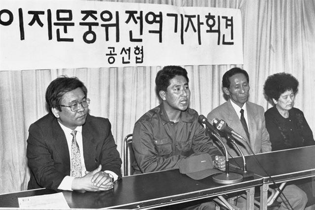 군부재자 투표부정을 폭로한 이지문 중위가 1992년 5월 4일 이병으로 강등돼 전역한 뒤 공명선거실천시민운동협의회에서 기자회견을 열고 있다. 한국일보 자료사진