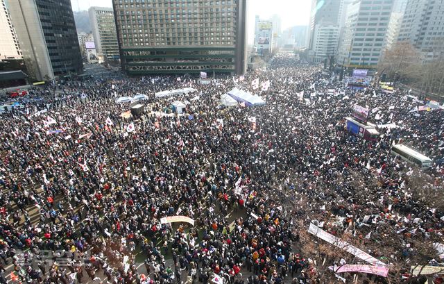 11일 오후 서울 시청앞 서울광장에서 탄핵무효 태극기 애국집회가 열리고 있다. 홍인기 기자