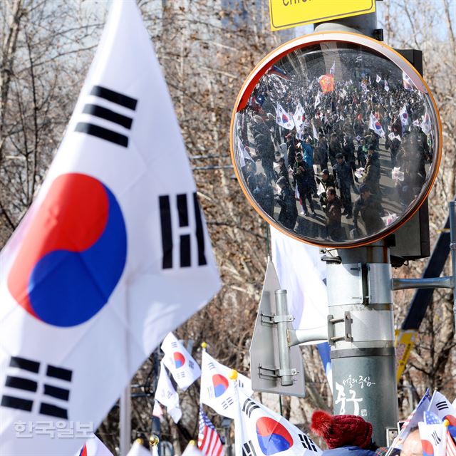 11일 오후 서울 시청앞 서울광장에서 열린 탄핵무효 태극기 애국집회가 반사경에 비치고 있다. 홍인기 기자