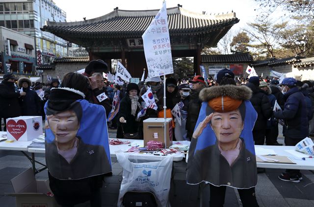 11일 오후 서울 덕수궁 대한문 앞에서 탄핵무효 태극기 애국집회가 열리고 있다. 연합뉴스