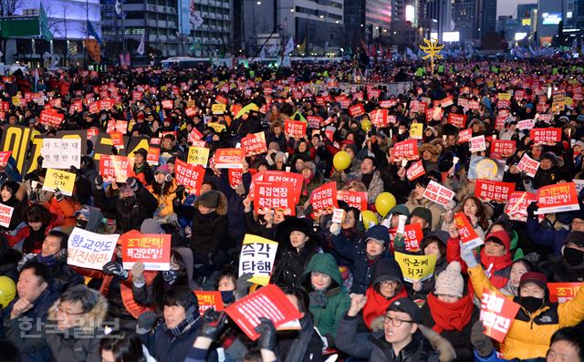 11일 오후 서울 광화문광장에서 열린 박근혜 대통령 퇴진촉구 촛불집회에 참가자들이 구호를 외치고 있다. 홍인기 기자