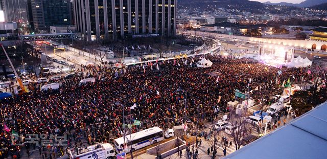 11일 오후 서울 광화문광장에서 박근혜 대통령 퇴진촉구 15차 촛불집회가 열리고 있다. 홍인기 기자