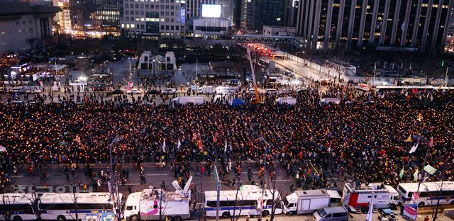 11일 오후 서울 광화문광장에서 박근혜 대통령 퇴진촉구 15차 촛불집회가 열리고 있다. 홍인기 기자