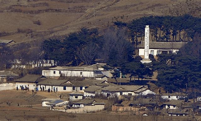 북한이 동해상으로 탄도미사일을 기습 발사한 12일 오전 경기 파주시 오두산통일전망대에서 바라본 북한 황해북도 개풍군 마을에 긴장감이 감돌고 있다. 뉴스1