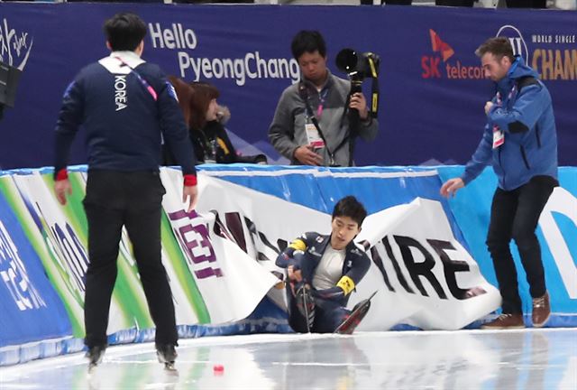 이승훈이 10일 열린 남자 팀 추월 경기 중 넘어져 고통스러워하고 있다. 강릉=연합뉴스