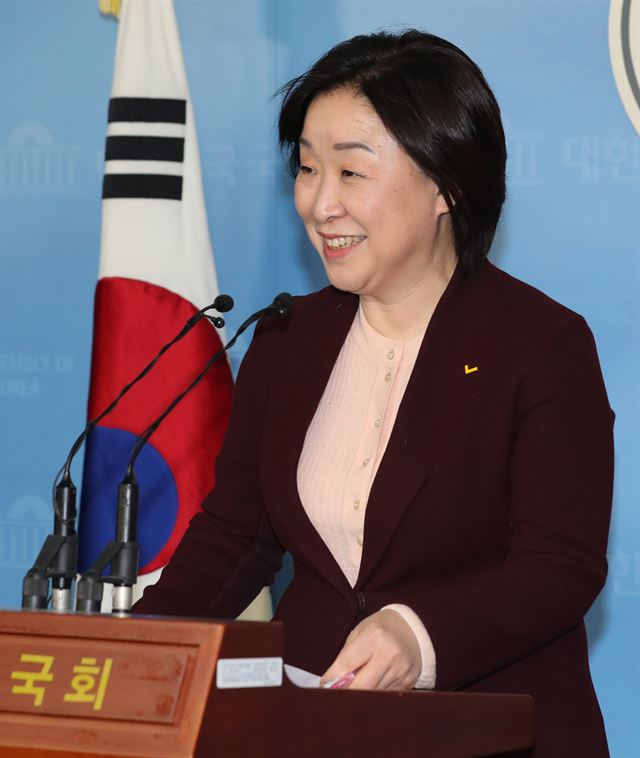 정의당 심상정 대표가 12일 오전 국회 정론관에서 공공부문 비정규직의 정규직화, 비정규직 차별철폐 등의 내용을 담은 비정규직 관련 공약을 발표하고 있다. 연합뉴스