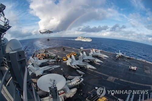 동아시아 해역으로 이동해온 미국 칼빈슨 항공모함. AFP 연합뉴스