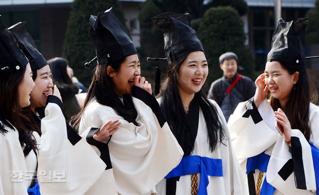 13일 오전 서울 흑석동 중앙대에서 열린 예술대학 전통예술학부 졸업식서 조선시대 선비복식인 '학창의'를 입은 졸업생들이 서로의 모습을 보며 즐거워 하고 있다.고영권기자 youngkoh@hankookilbo.com