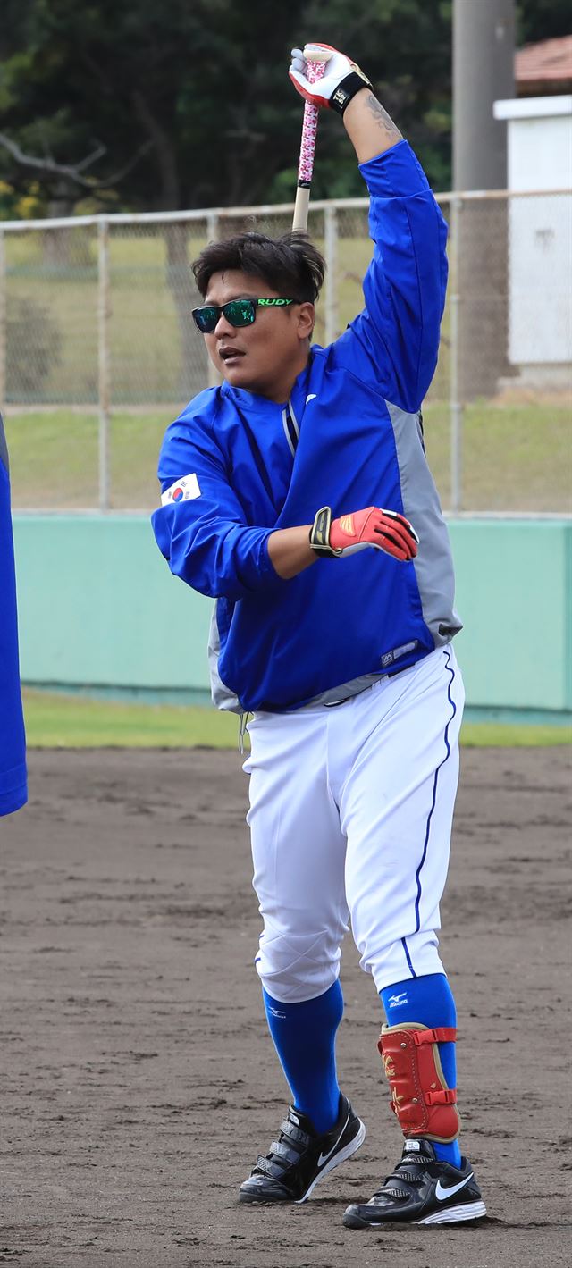 13일 일본 오키나와현 우루마시 구시카와 구장에서 열린 월드베이스볼클래식(WBC) 야구 대표팀 훈련에서 김태균이 배트를 휘두르고 있다. 오키나와=연합뉴스