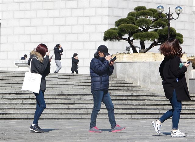 많은 시민들이 대구 달서구 대구문화예술회관에서 포켓몬고를 즐기고 있다. 정광진기자 kjcheong@hankookilbo.com