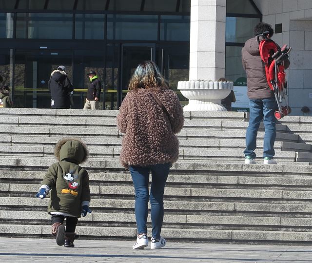 많은 시민들이 대구 달서구 대구문화예술회관에서 포켓몬고를 즐기고 있다. 정광진기자 kjcheong@hankookilbo.com