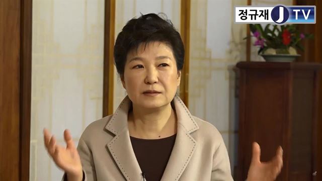 . 박근혜 대통령이 지난달 25일 청와대 상춘재에서 ‘정규재TV' 운영자인 정규재 한국경제신문 주필과 단독 인터뷰를 하고 있다.