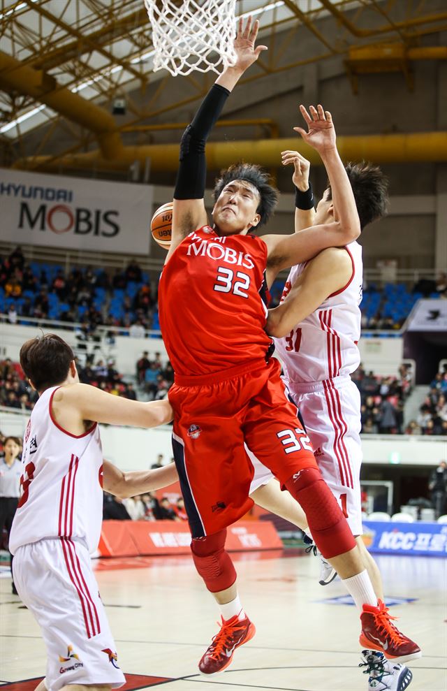 블록슛 1위에 오른 울산 모비스의 신인 이종현. KBL 제공