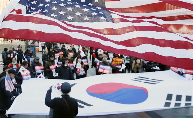 지난 12일 서울 대한문 앞에서 보수단체 회원들의 탄핵무효 집회를 열면서 성조기와 태극기를 흔들고 있다. 한국일보 자료사진