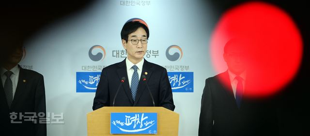 국정 역사교과서 연구학교를 신청한 학교가 단 한 곳도 없자 이준식 사회부총리 겸 교육부 장관이 10일 서울 정부청사에서 긴급 담화문을 발표했다. 배우한 기자