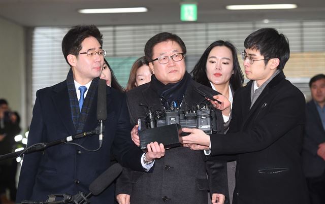 대한승마협회장을 맡고 있는 박상진 삼성전자 대외협력담당 사장이 13일 서울 강남구 특검사무실에 피의자 신분으로 출석하고 있다. 배우한 기자