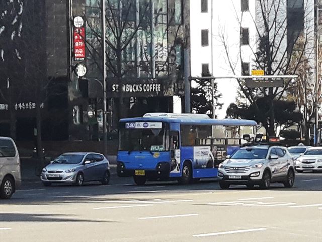 정부는 2021년까지 전국 시내버스 절반 가량을 저상버스로 변경한다. 조두현 기자