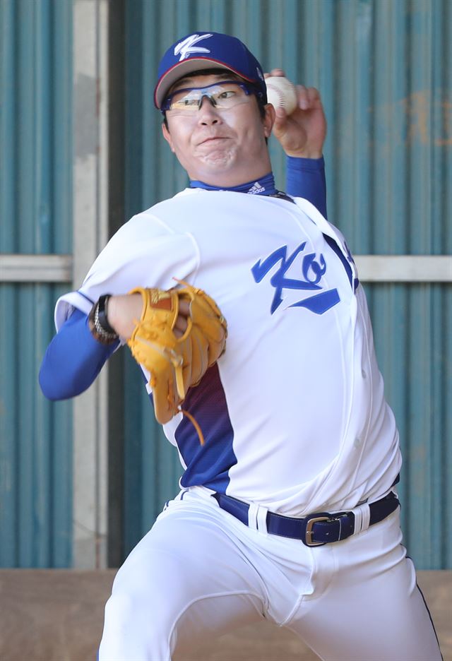 14일 일본 오키나와현 우루마시 구시가와 구장에서 열린 월드베이스볼클래식(WBC) 야구 대표팀 훈련에서 양현종(KIA)이 불펜피칭을 하고 있다. 오키나와=연합뉴스