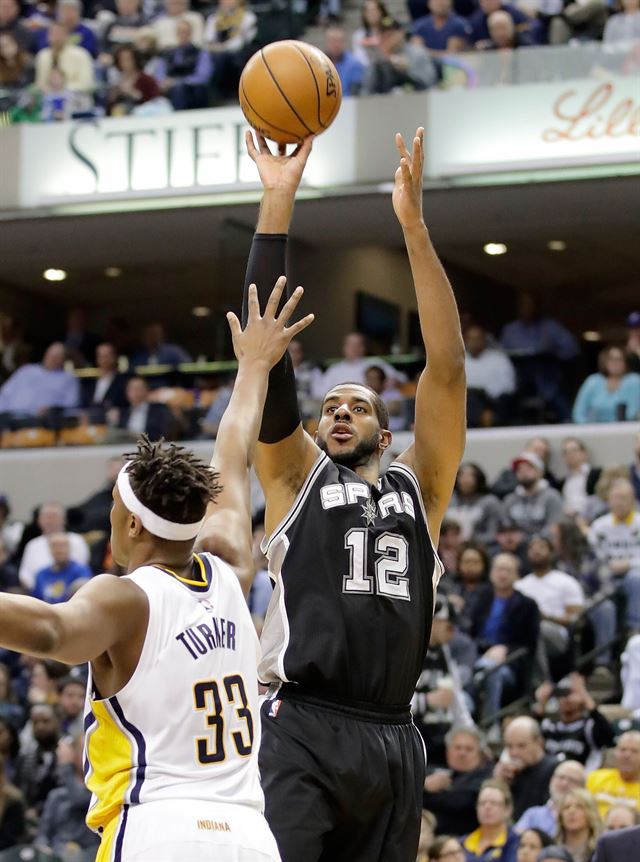 샌안토니오 스퍼스의 라마커스 알드리지가 14일 인디애나 페이서스와 NBA 경기에서 상대 수비를 앞에 두고 슛을 던지고 있다. 인디애나=AFP 연합뉴스