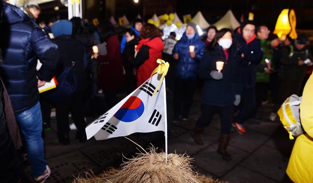 광화문광장 한 편에 노란 리본이 달린 태극기가 꽂혀 있다.