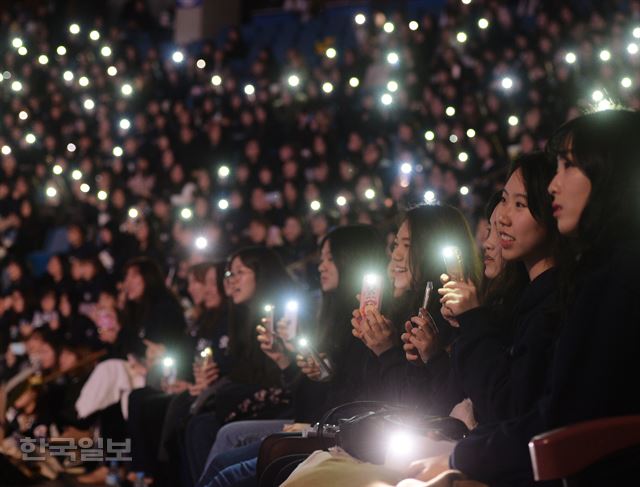 15일 잠실실내체육관에서 열린 숙명여자대학교 입학식에서 신입생들이 축하공연을 보며 즐거워 하고 있다2017.02.15신상순 선임기자 /2017-02-15(한국일보)