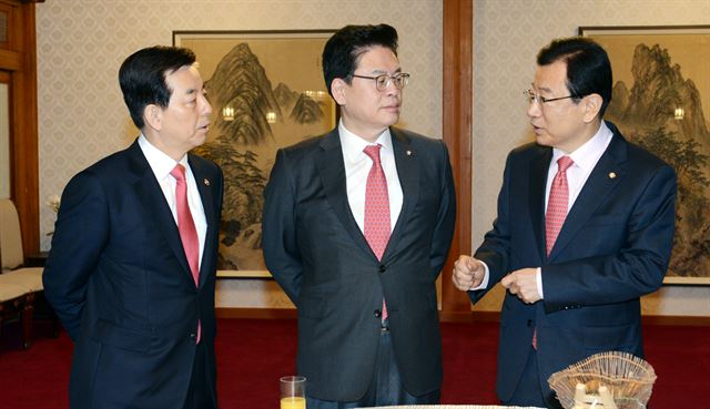 정우택(가운데) 자유한국당 원내대표가 15일 총리공관에서 열린 고위당정회의에서 한민구(왼쪽) 국방부 장관과 이현재 당 정책위의장과 함께 대화하고 있다. 고영권 기자