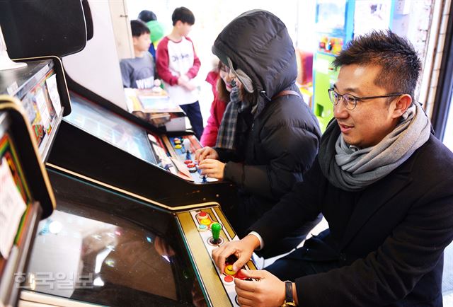 전자오락 삼매경. 설재우씨도 손님들도 모두 즐겁다. 류효진기자