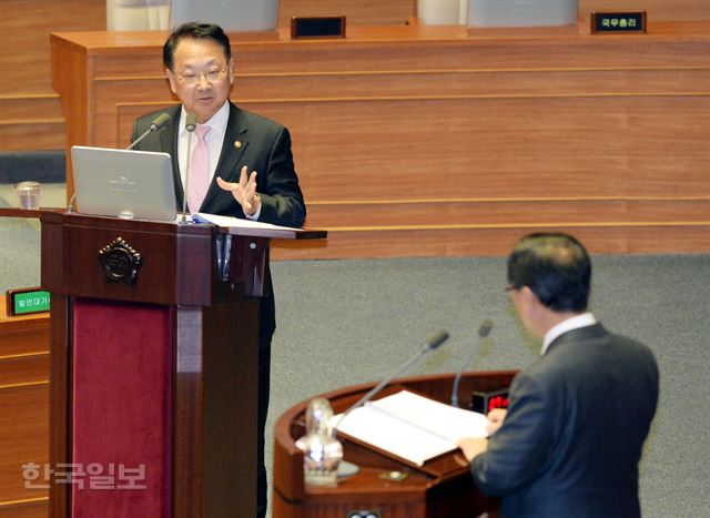 유일호 경제부총리 겸 기획재정부 장관이 9일 국회에서 열린 경제분야 대정부질문에 참석해 답변하고 있다. 오대근기자 inliner@hankookilbo.com