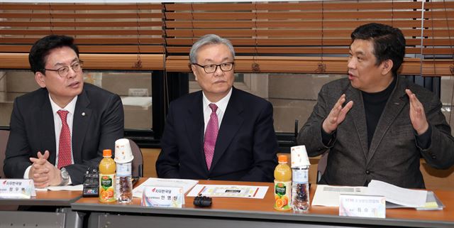 자유한국당 인명진 비상대책위원장(가운데)과 정우택 원내대표(왼쪽)가 16일 오전 서울 동작구 소상공인연합회에서 정책 간담회를 열고 최승재 소상공인연합회장과 얘기를 나누고 있다. 연합뉴스