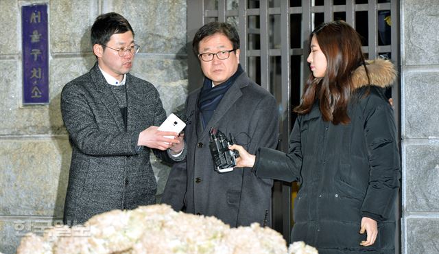 이재용 삼성전자 부회장이 구속된 17일 새벽 이 부회장과 함께 영장실질심사를 받았다가 영장이 기각된 박상진 삼성전자 대외협력담당 사장이 경기 의왕 서울구치소에서 나와 귀가하며 취재진의 질문을 받고 있다. 서재훈기자 spring@hankookilbo.com