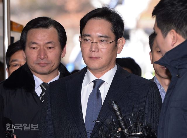 박근혜 대통령과 최순실 씨 측에 거액의 뇌물을 제공한 혐의를 받는 이재용 삼성전자 부회장이 16일 오전 영장실질심사를 받기 위해 서초동 서울중앙지법에 출석하고 있다. 류효진기자