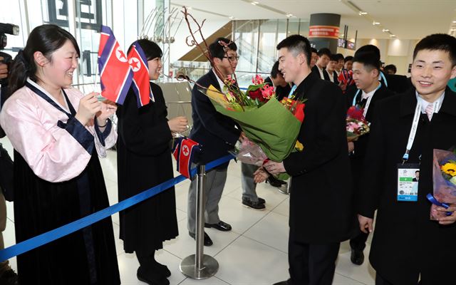 2017 삿포로 동계아시안 게임에 참가하는 북한 선수단이 17일 오후 신치토세 공항을 통해 입국해 조선총련 학생들로부터 환영을 받고 있다. 2017.2.17 삿포로=연합뉴스