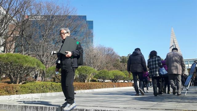 사진사 장외술씨가 14일 2016학년도 학위수여식이 열린 서울 마포구 서강대에서 손님을 기다리고 있다.