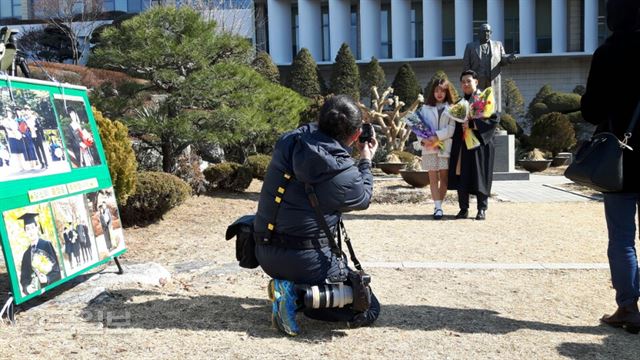 사진사 최병유씨가 14일 2016학년도 학위수여식이 열린 서울 마포구 서강대에서 학생들에게 사진을 찍어주고 있다.