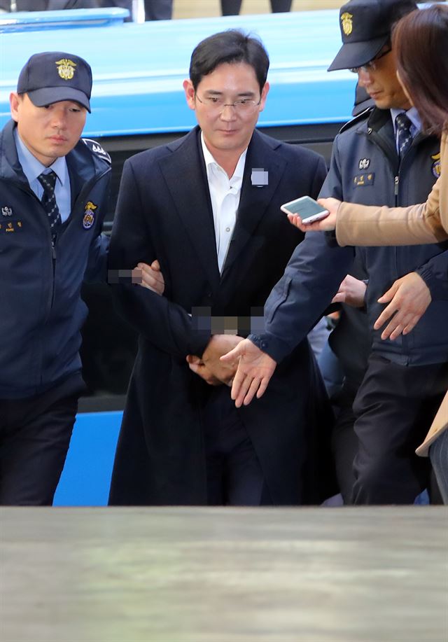 뇌물공여 등 혐의로 구속된 이재용 삼성전자 부회장이 18일 오후 호송차를 타고 서울 강남구 대치동 박영수 특검에 도착해 조사실로 향하고 있다. 이 부회장은 최순실 씨에게 제공한 자금의 대가성과 부정 청탁 여부를 집중적으로 조사받는다. 연합뉴스