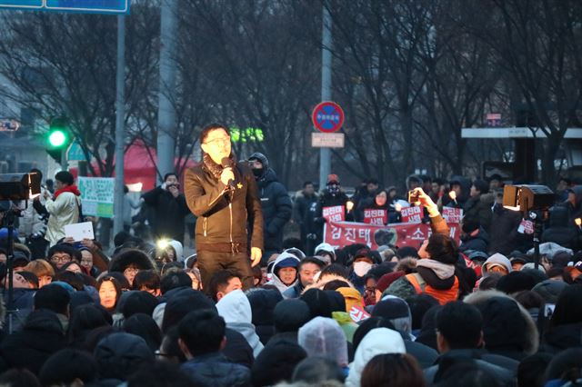 방송인 김제동씨 등이 참석한 촛불집회가 19일 오후 춘천시 동내면 거두리 성우 오스타 앞 도로에서 열렸다.