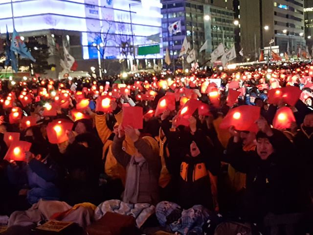 18일 오후 서울 광화문 광장에서 열린 16차 촛불집회에서 시민들이 레드카드 퍼포먼스를 선보이고 있다. 정반석 기자