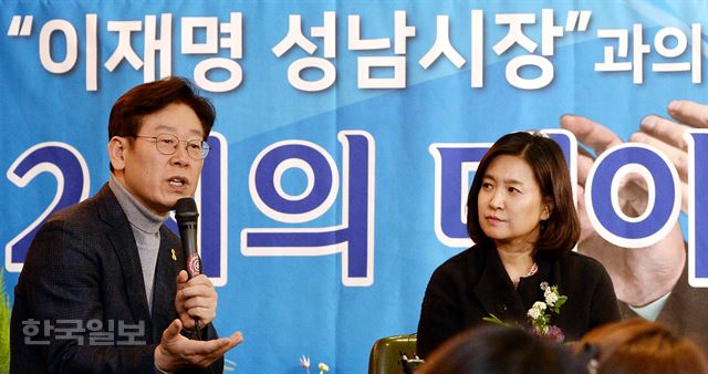 이재명 성남시장이 19일 서울 성수동의 한 카페에서 직장에 다니며 아이를 키우는 '직장맘' 간담회를 열고 워킹맘들과 대화를 있다. 배우한 기자 bwh3140@hankookilbo.com