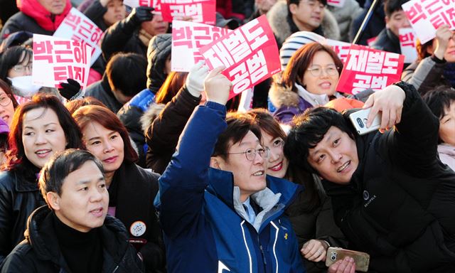 이재명 성남시장이 18일 전북 전주시 충경로 사거리에서 열린 제14차 전북도민총궐기에 참가해 다른 참가자들과 사진을 찍고 있다. 전주=뉴스1