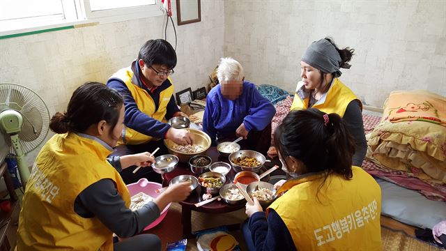 충남 아산시 도고면 행복키움추진단 회원들이 혼자 사는 할머니 집을 찾아 함께 점심을 먹고 있다.