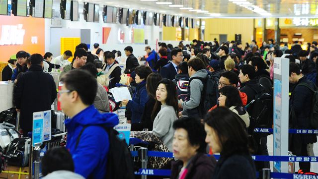 20일 오전 제주국제공항 대합실에 공항 이용객들로 붐비고 있다. 지난 19일 제주공항에 강풍특보와 윈드시어 경보가 내려져 항공기 출발과 도착이 무더기 결항됐다. 뉴스1